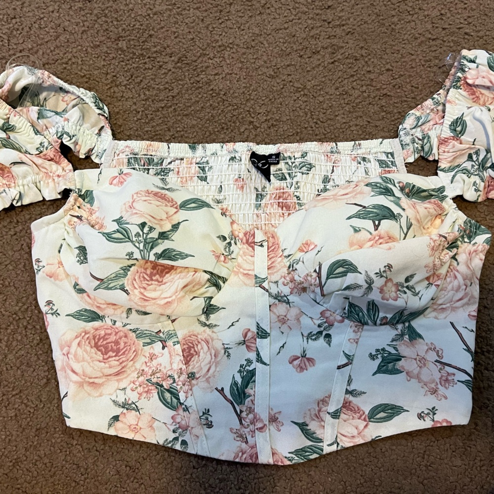 Flower crop top with ruffled shoulder pads